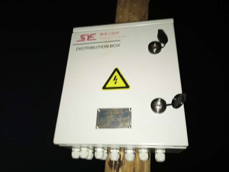 Coffret de distribution installé sur poteau
